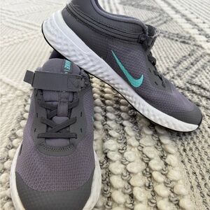 Nike Youth Revolution 5 Gray Running Shoes Sneakers GS Size 6Y CQ4650-005